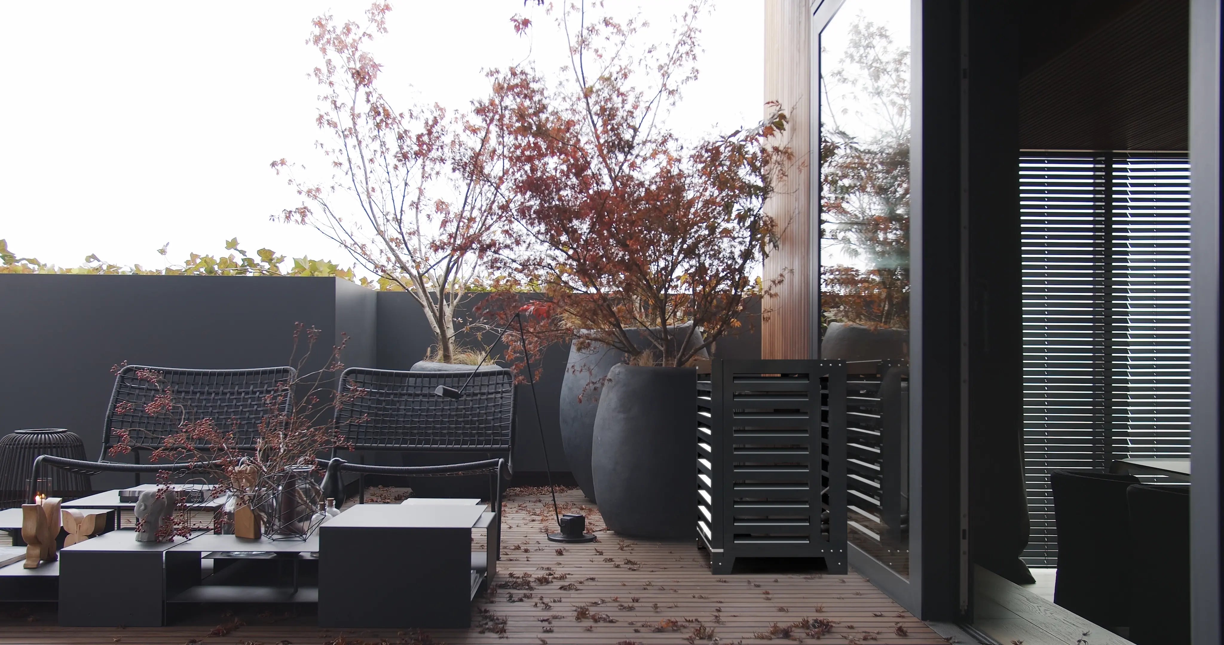Coperture per condizionatori esterni Blade antracite su terrazzo elegante. Protegge unitΓ Daikin RXM35R, Panasonic CU-Z25YKE e LG UUB1 con stile.