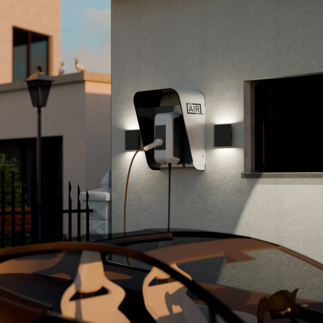 Wandmontierte Wallbox-Abdeckung Plus von Box Air Klima mit integriertem Technikfach. Die robuste Abdeckung schützt vor Regen, UV-Strahlen und Stößen, während die Rückwand Kabel und Leitungen verdeckt und so für eine aufgeräumte, professionelle Optik sorgt.