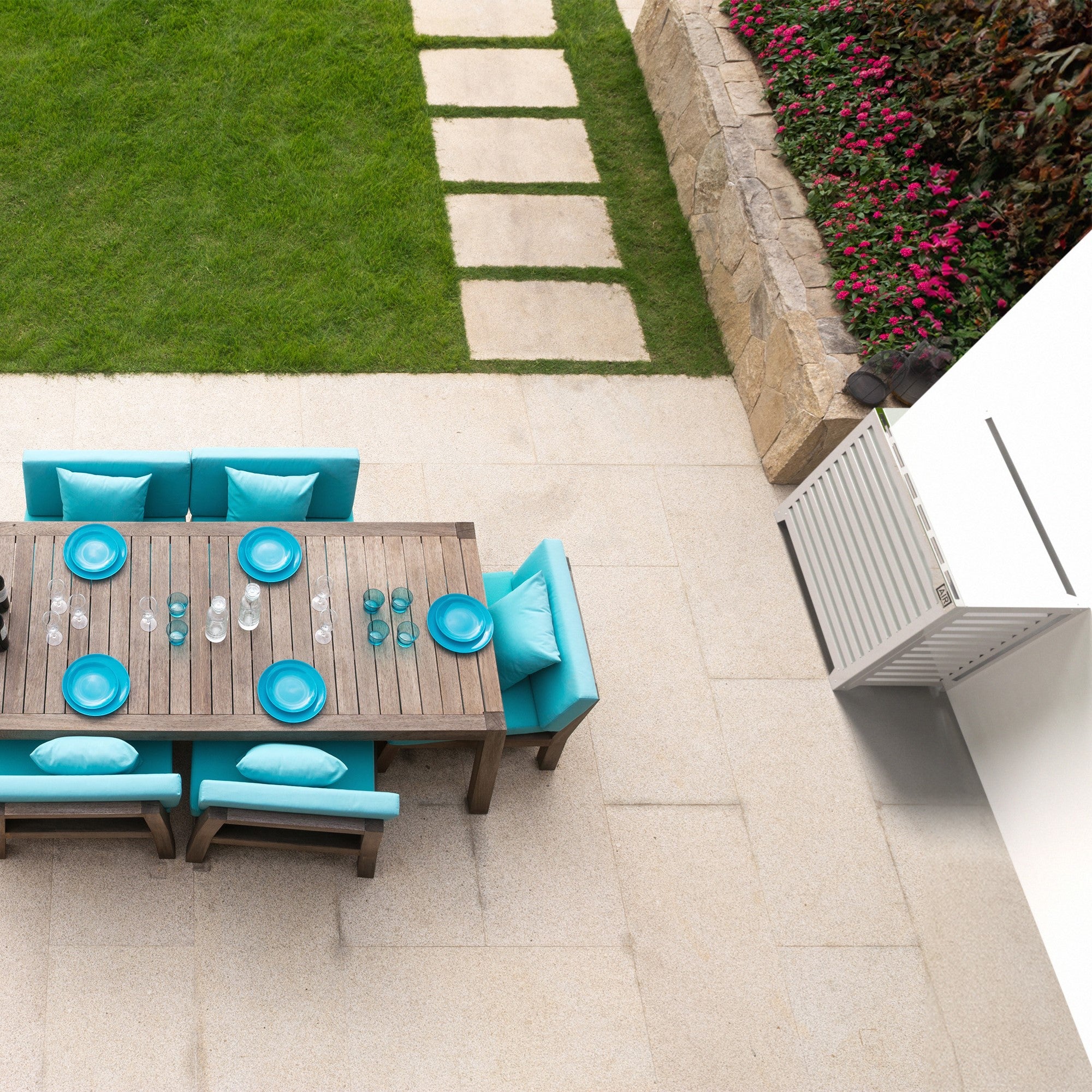 Modernes Gartenambiente mit rustikal gedecktem Tisch – Big Blade Abdeckung als funktionelles Designelement. hohe Effizienz dank Mitsubishi PUHZ-SHW112