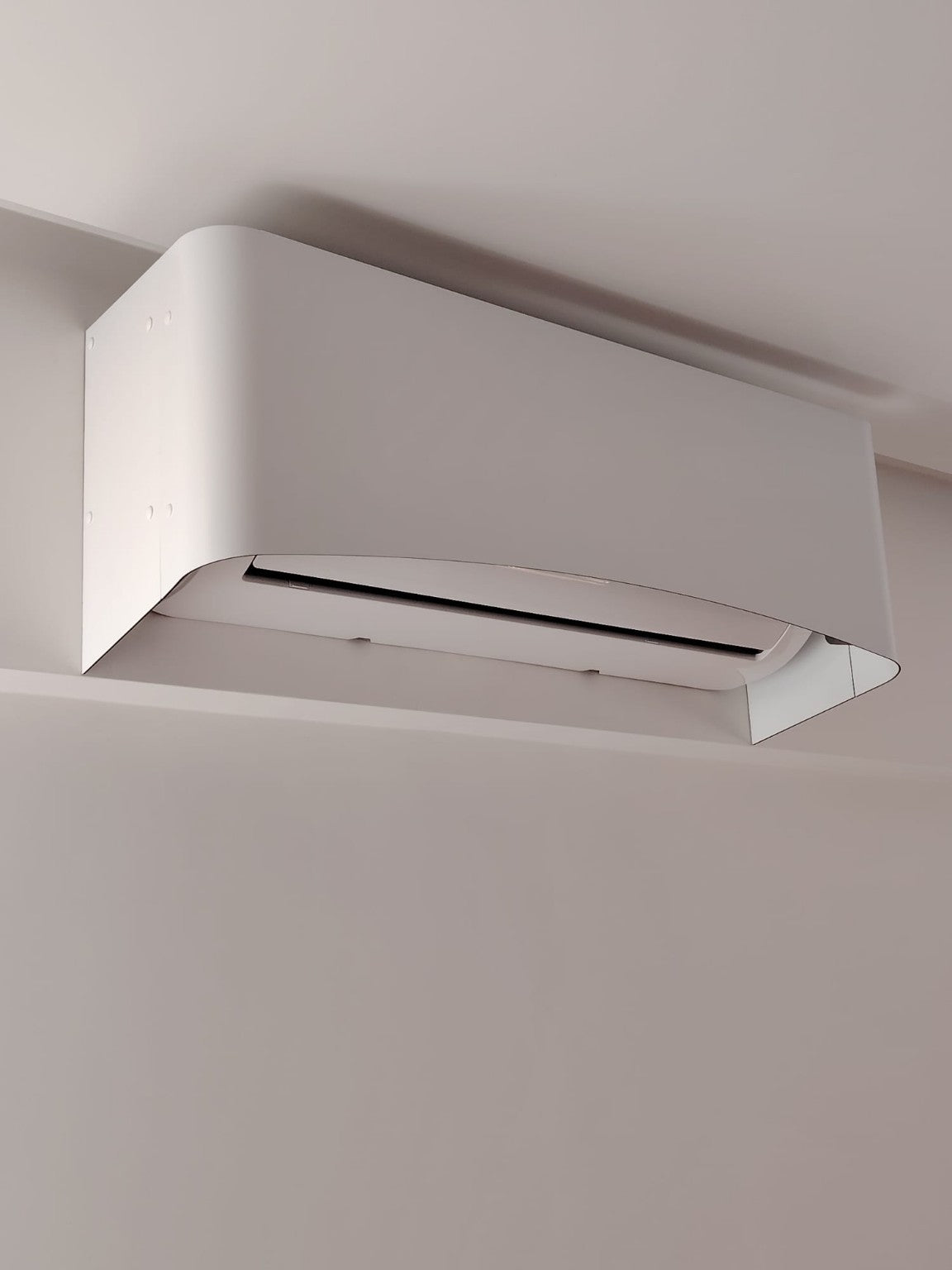 Dettaglio del copri split interno Clio S bianco installato a casa di un cliente.