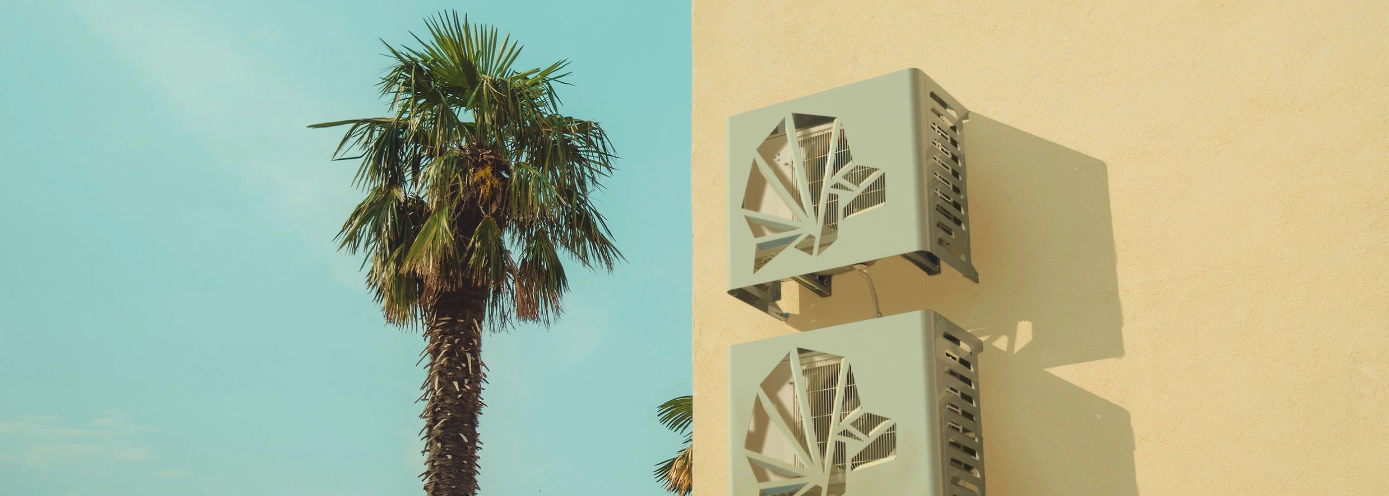 Coperture decorative per condizionatori esterni installati a muro, ideali per proteggere lo split con stile in case con pareti esposte al sole