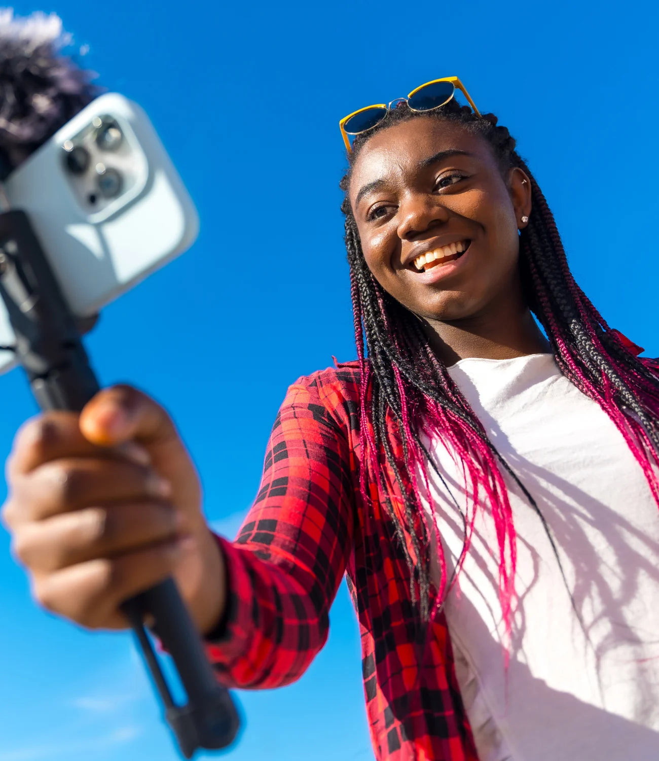 Créatrice souriante présente le programme d’affiliation avec 6 % de commission sur produits verts et durables.