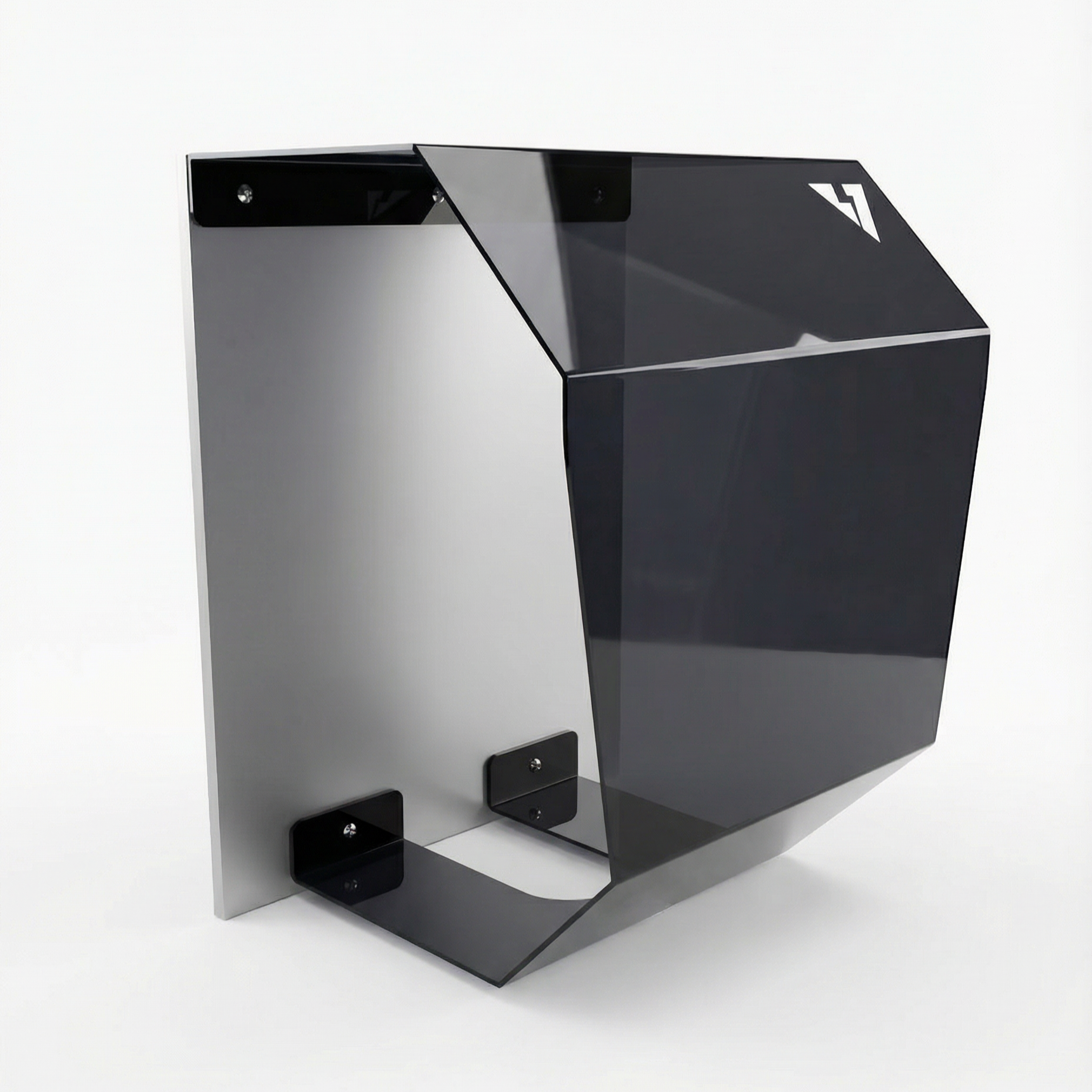 Crystal Shell senza wallbox ripreso dall’alto su sfondo bianco studio, con pannello superiore fumé, lati sagomati e apertura inferiore per accesso e passaggio cavi.