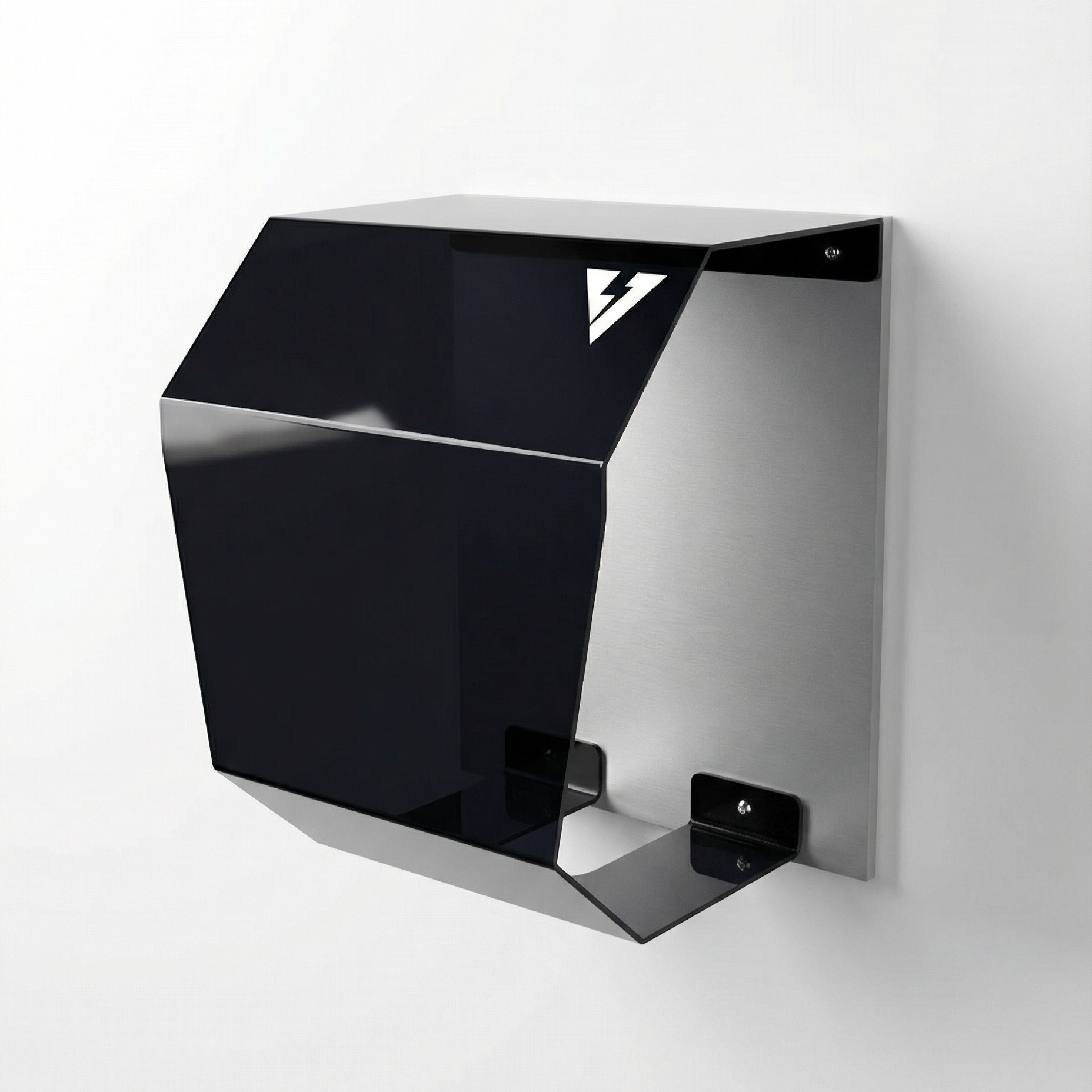 Crystal Shell seul (sans chargeur), vue de face en trois quarts gauche sur fond blanc studio, avec protection frontale fumée et supports de fixation visibles.