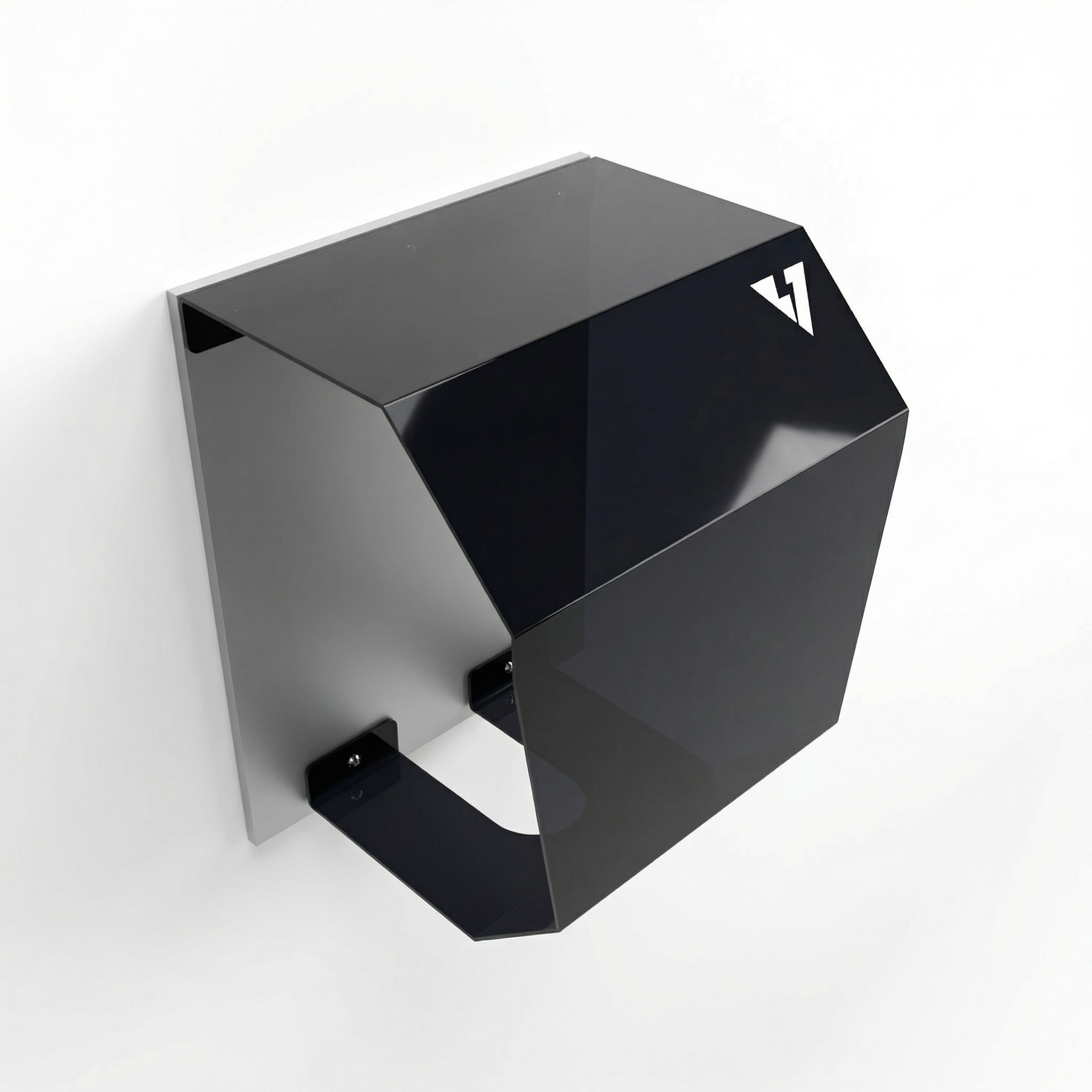 Crystal Shell ohne Wallbox, Frontansicht in Dreiviertelperspektive von rechts vor weißem Studiohintergrund, mit Logo auf dem oberen Panel und kantigem Design der getönten Schutzhaube.