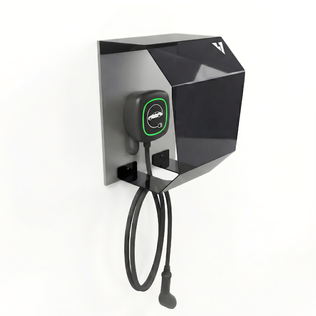 Crystal Shell montato con wallbox e cavo di ricarica, vista frontale a tre quarti da sinistra su sfondo bianco in studio, con pannello fumé e struttura posteriore chiara.