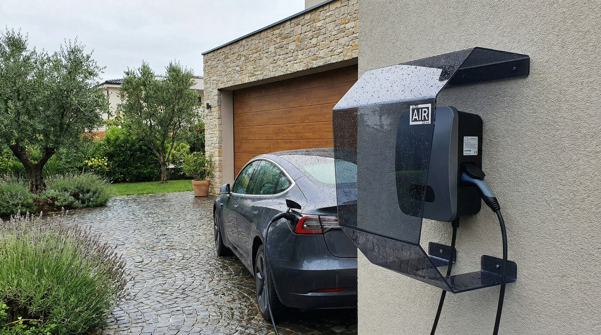Crystal Shell VoltaCover installata su parete esterna accanto a un'auto elettrica