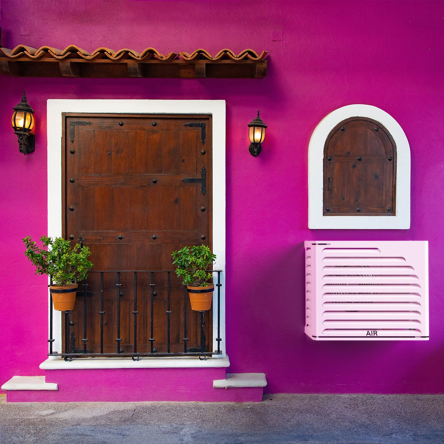 Copertura per condizionatore esterno decorativa e protettiva – Curve rosa installata su casa di campagna di lusso con muro ciclamino, atmosfera medievale‑moderna. Copertura compatibile con LG S12EQ, ideale per l’estetica di terrazzi e giardini.