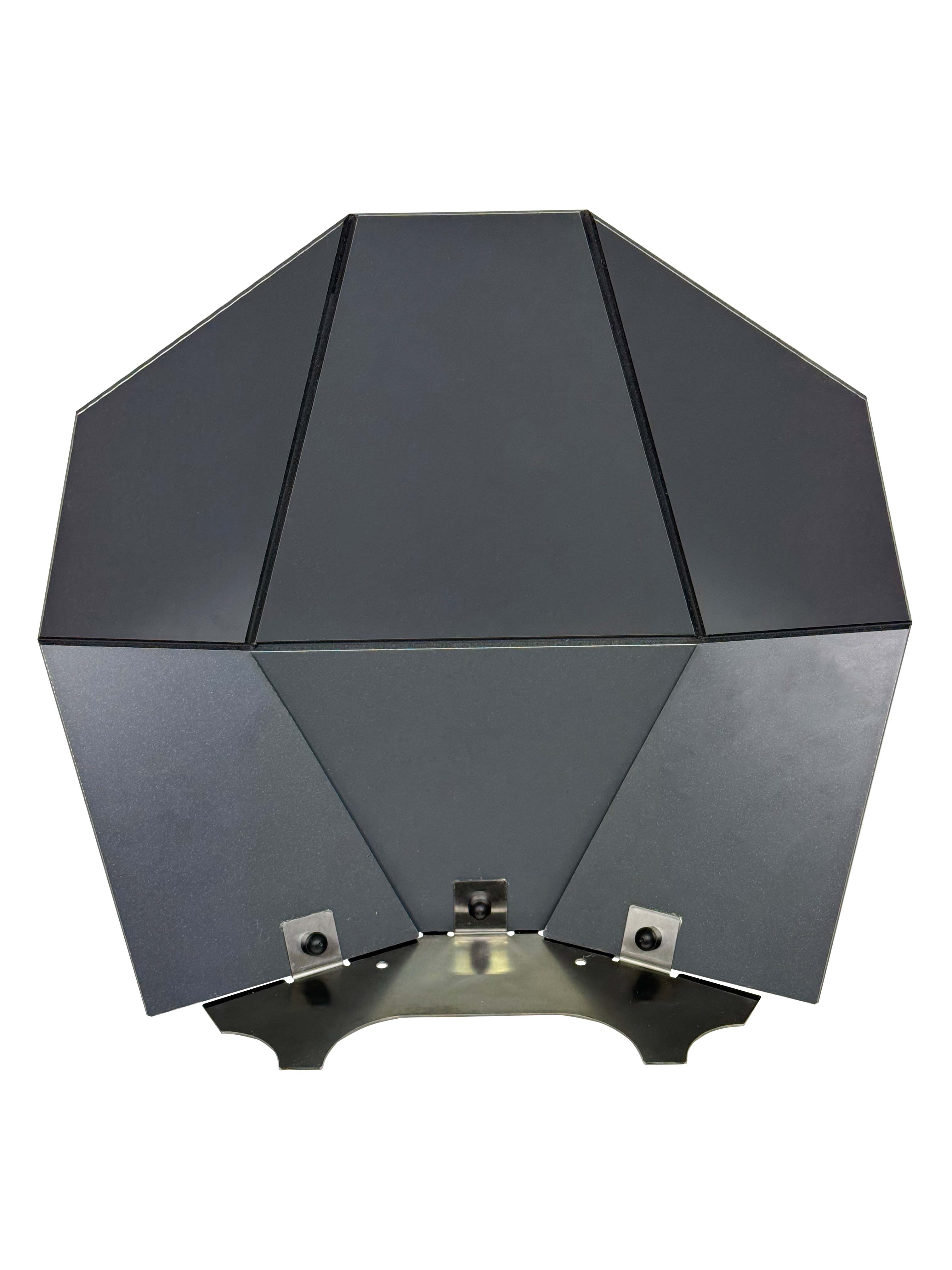 Vue arrière en hauteur de Cyber – capot mural élégant, structure solide pour protéger la borne de recharge des projections d’eau et des impuretés. Compatible avec la borne de recharge murale amina S.