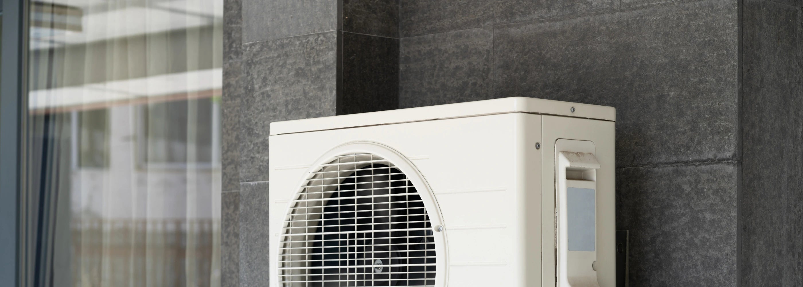 Uncovered Viessmann 111.B08 heat pump: visibly exposed and sunlight-affected, perfect candidate for a modern decorative protective cover.