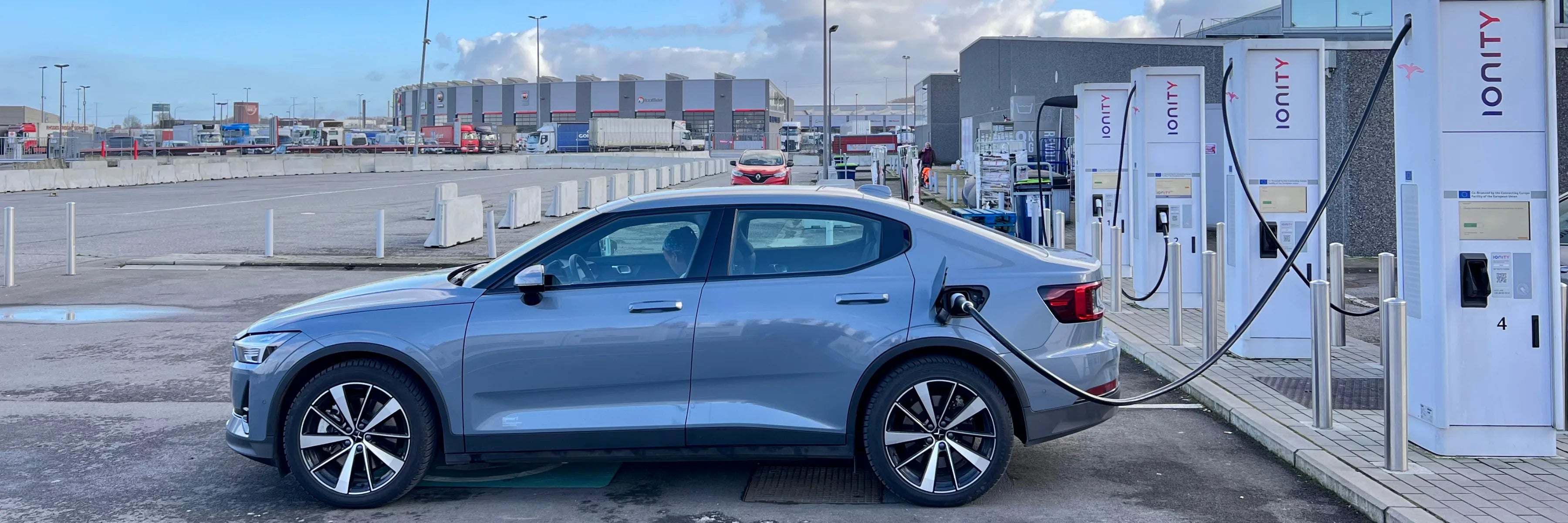 Elektroauto lädt an IONITY-Station im Unternehmensbereich, perfekte Lösung für E‑Auto‑Flotten und nachhaltige Mobilität im Betrieb