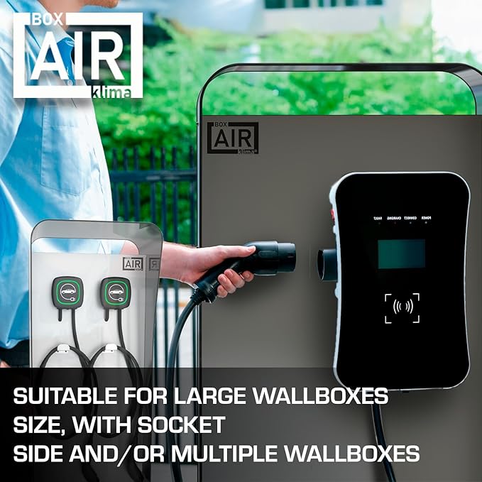 Freistehende Wallbox-Säule für große oder doppelte Ladegeräte – realistisches Setup mit Nutzer beim Anschließen, maximiert Flexibilität im Alltag. Kompatibel mit der Wandladestation EVBox BusinessLine.