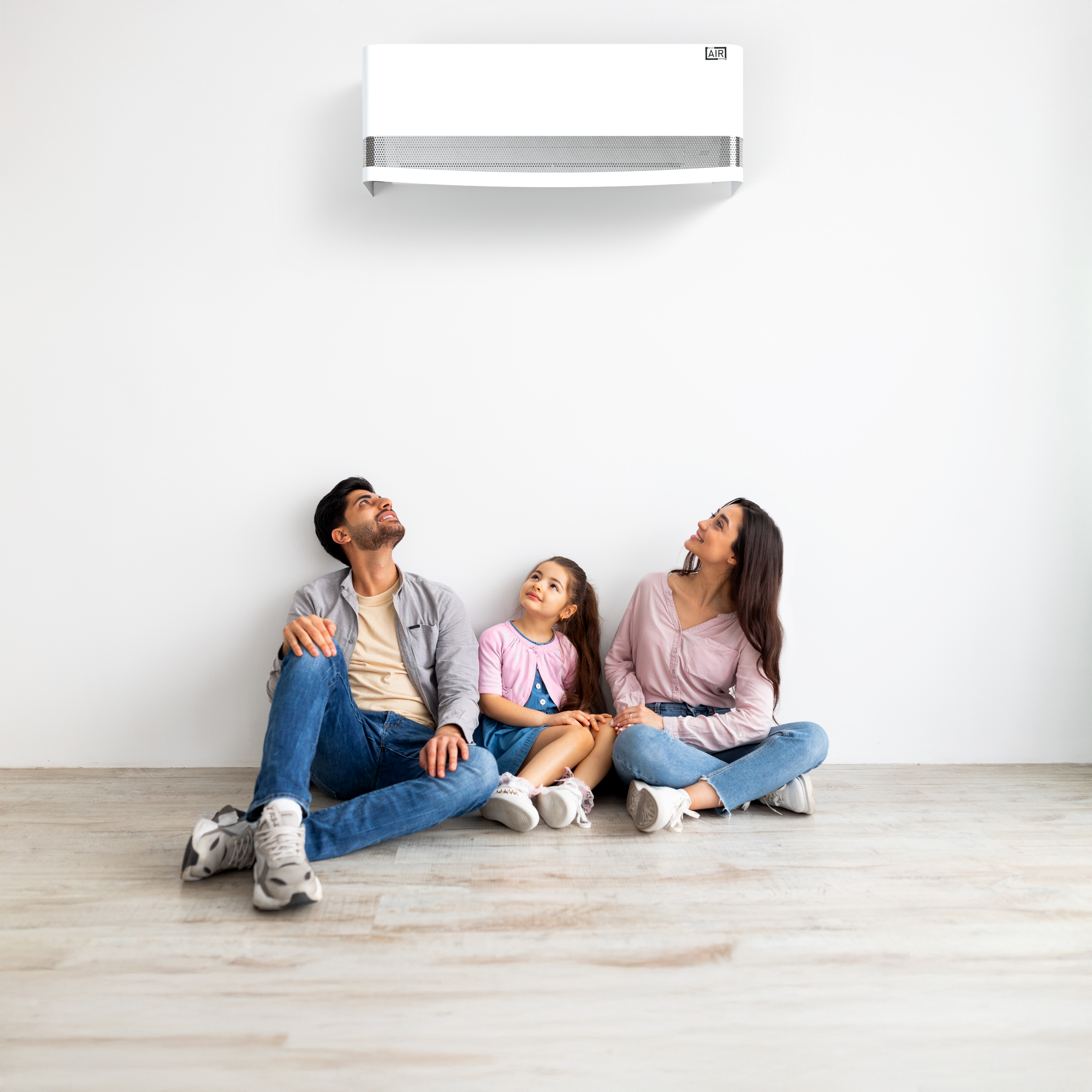 Elegant indoor AC cover for modern homes – Talia white enhances the atmosphere of a happy new family. Compatible avec l’unité intérieure de climatisation split Argo Clima AEI1G80.