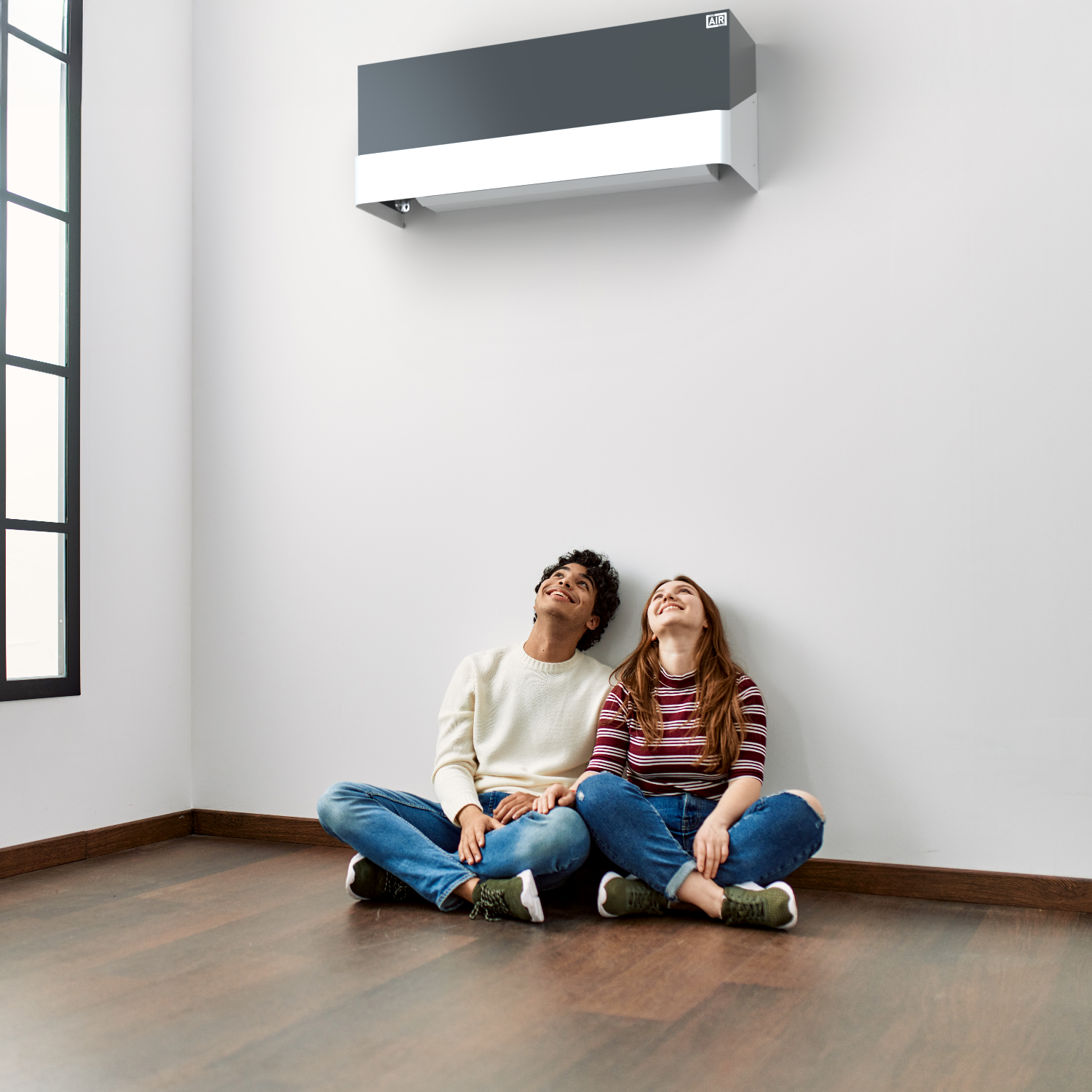 Skandinavisches Zuhause – glückliches Paar mit stilvoller Tersicore Split-Abdeckung, Komfort trifft Ästhetik. Kompatibel mit dem Split-Klimagerät Innenmodul Mitsubishi PUHZ-SW120YHA.