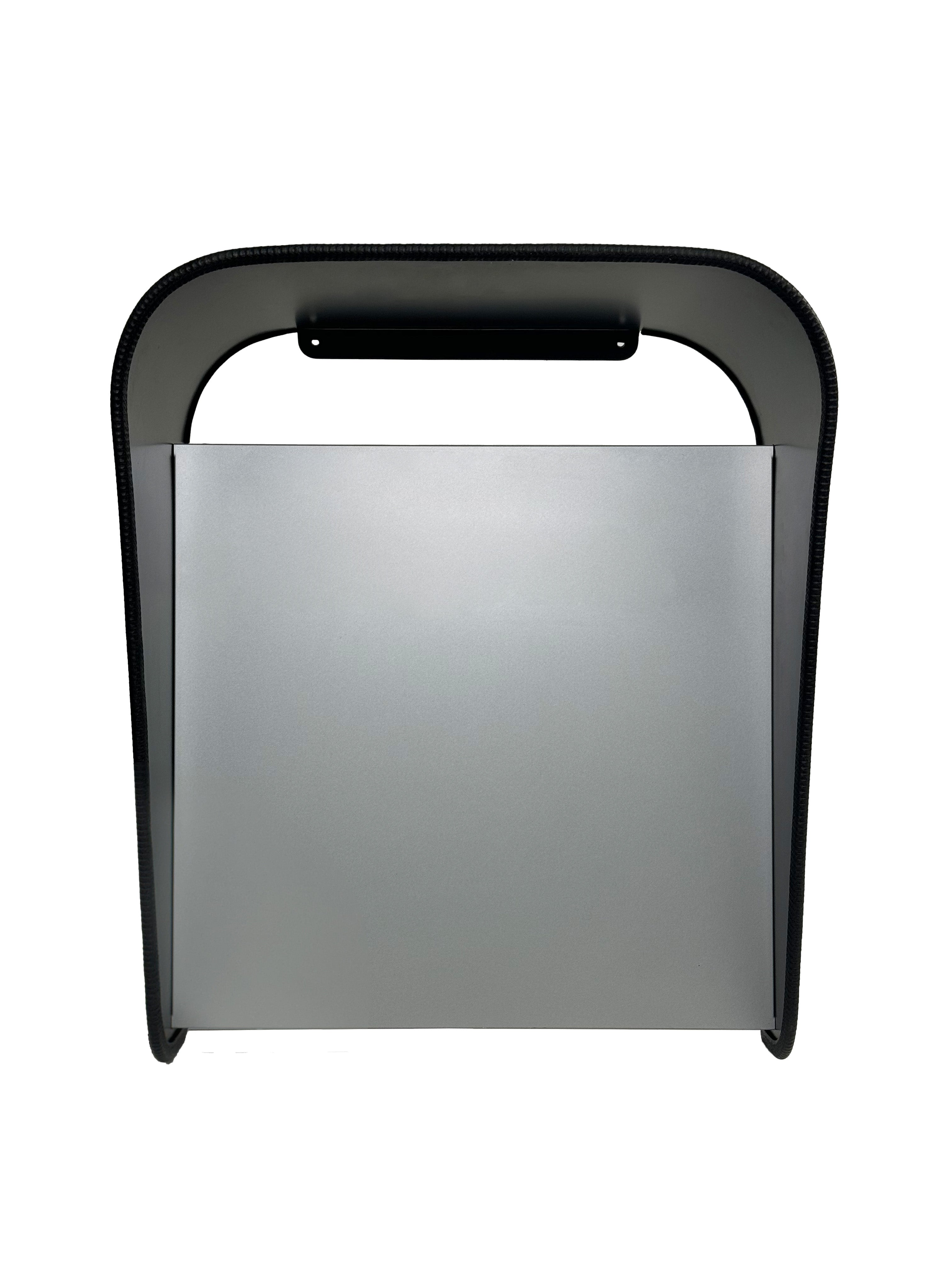 Vista posteriore della Wallbox Cover Plus antracite/argento – vano tecnico visibile, struttura robusta e installazione ordinata su parete neutra. Compatibile con la wallbox per ricarica JuiceBox 40 Smart.