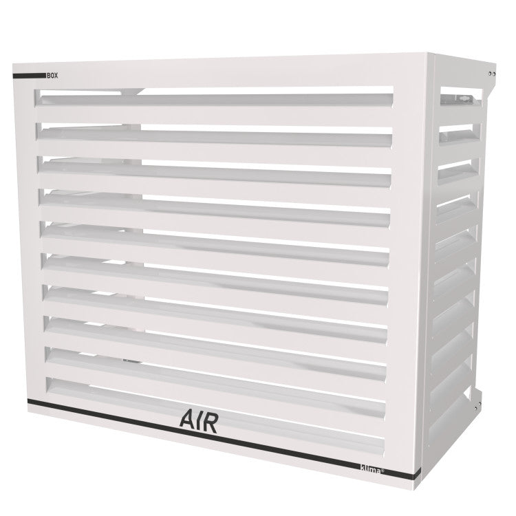 Copertura per condizionatore esterno elegante e protettiva – vista frontale modello Blade bianco. Copertura installata su unità esterna Daikin Sensira, ideale per contesti residenziali urbani.