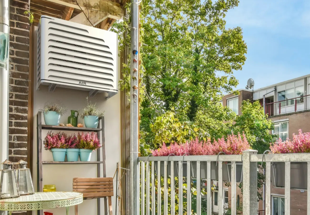 Abdeckungen für Klimaanlagen – Modell Curve für Wandmontage auf engen Stadtbalkonen. Optimal für sichtbare Bereiche. Kompatibel mit LG, Samsung und Panasonic.