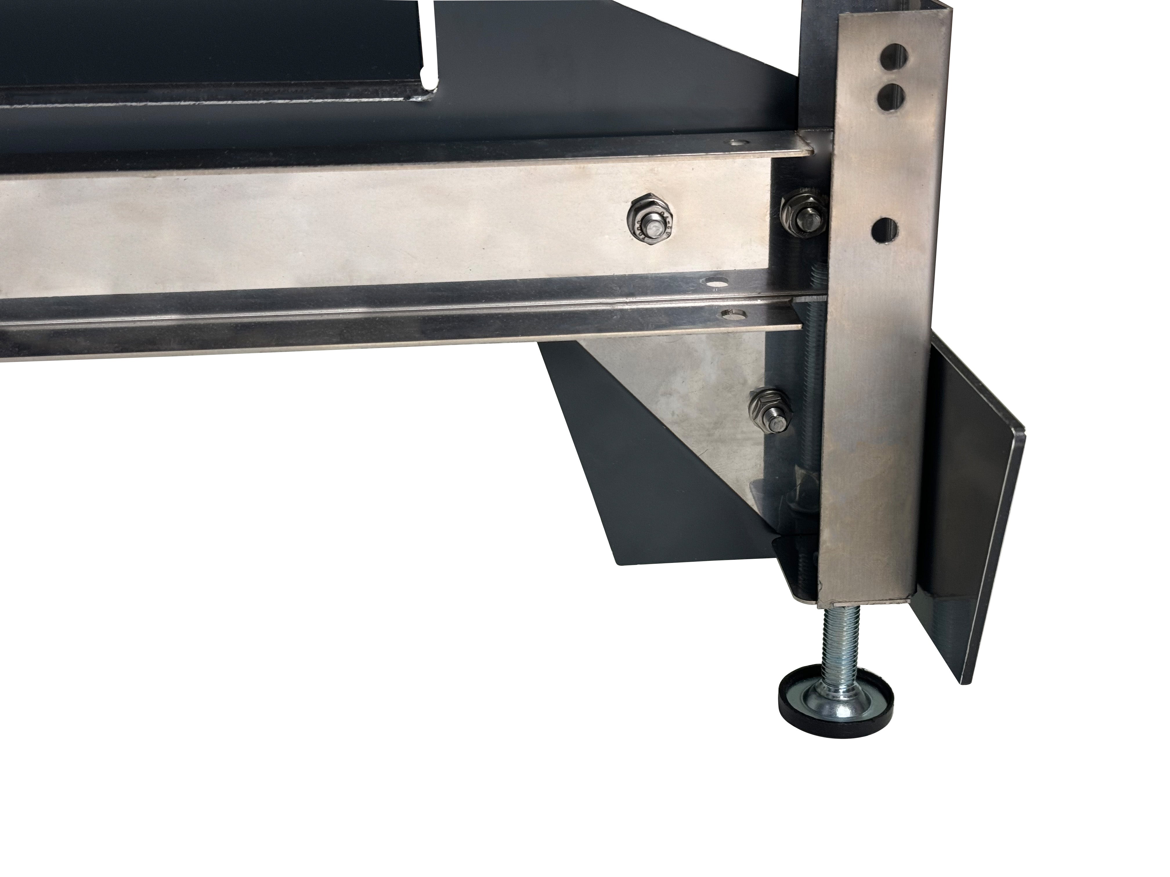 Technische Detailansicht – Edelstahlfüße und Halterungen der eleganten und schützenden Big Blade Abdeckung. fortschrittliche Technik mit Mitsubishi PUHZ-SW112.