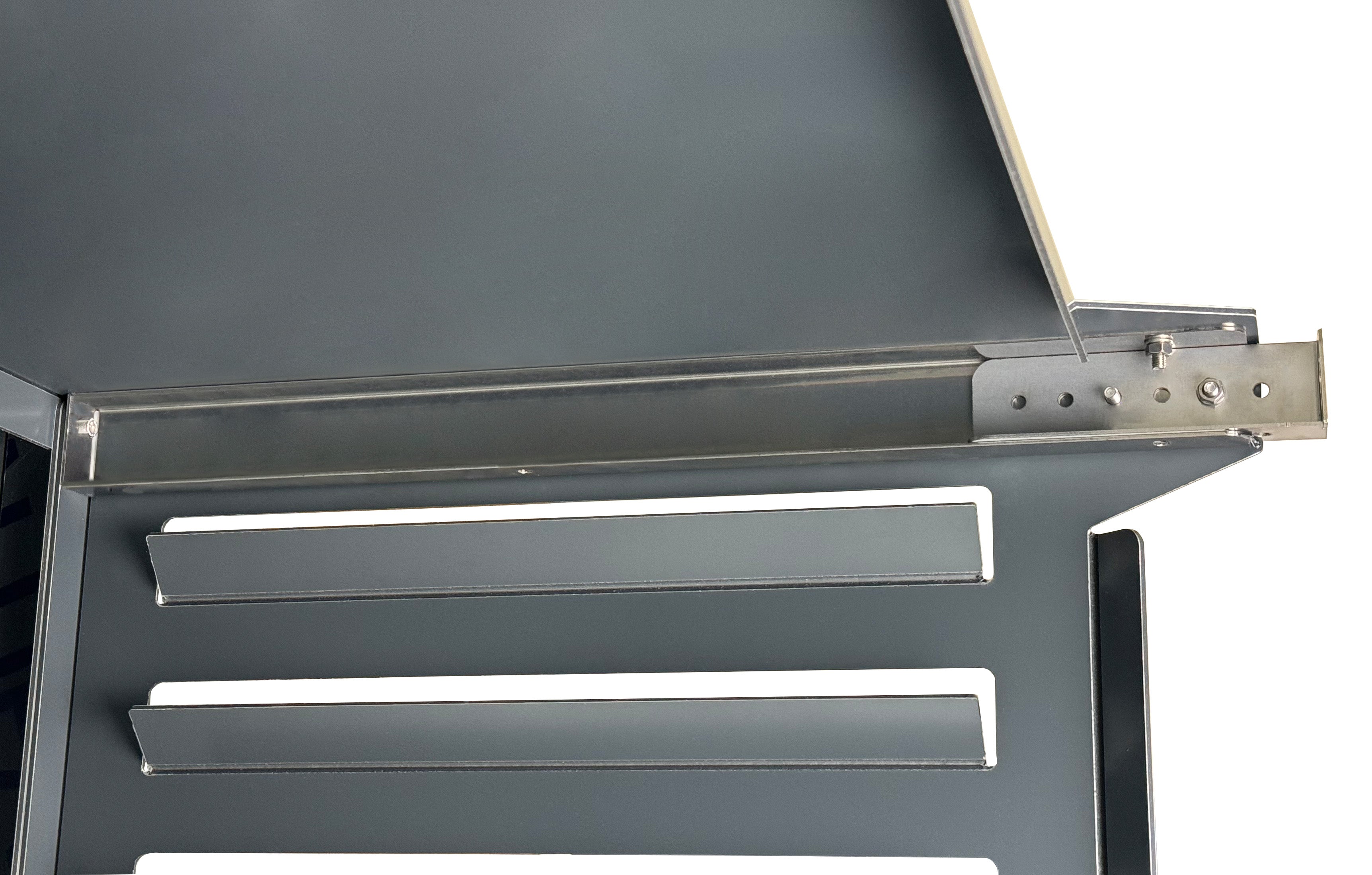 Technische Detailaufnahme – Wandmontagewinkel und Edelstahlschrauben für maximale Stabilität und einfache Installation. hohe Effizienz dank Fujitsu AOYG18LAT4.