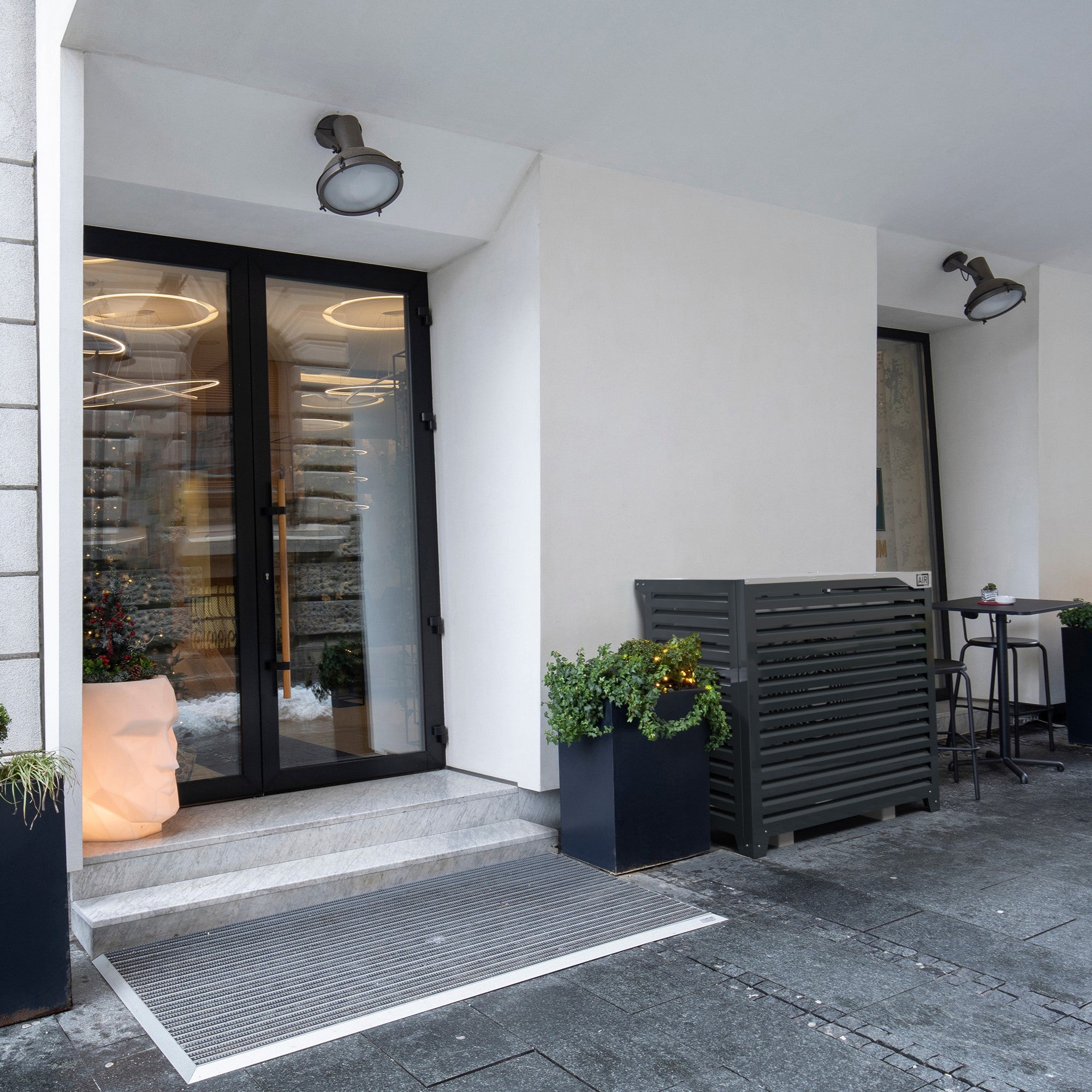 Luxusfassade mit Big Blade XXL – elegante Wärmepumpenabdeckung anthrazit für High-End-Geschäfte. entwickelt für den Betrieb mit PANASONIC CU-3Z52TBE, CU-3Z68TBE, CU-4Z68TBE