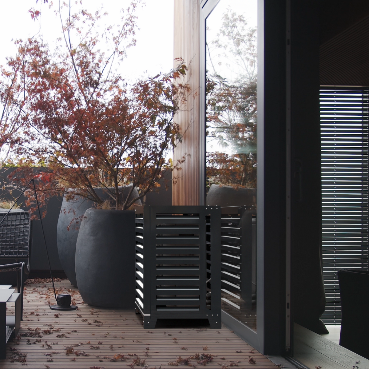 Anthracite Blade AC cover installed on luxurious black terrace wall – elegant outdoor design. Esthétique et protection sur mesure pour LG ArtCool, installé sur façade extérieure moderne.