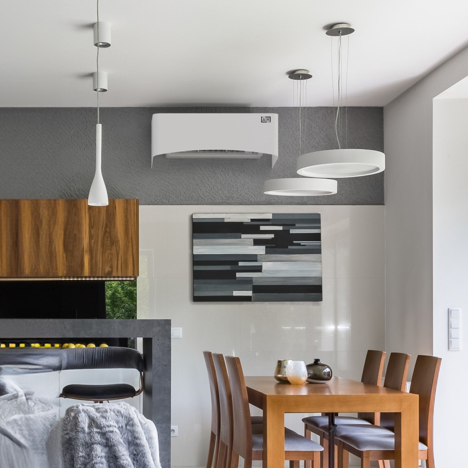 Cache décoratif pour climatiseur split Daikin FTX – une solution design pour dissimuler la climatisation dans une salle à manger moderne.