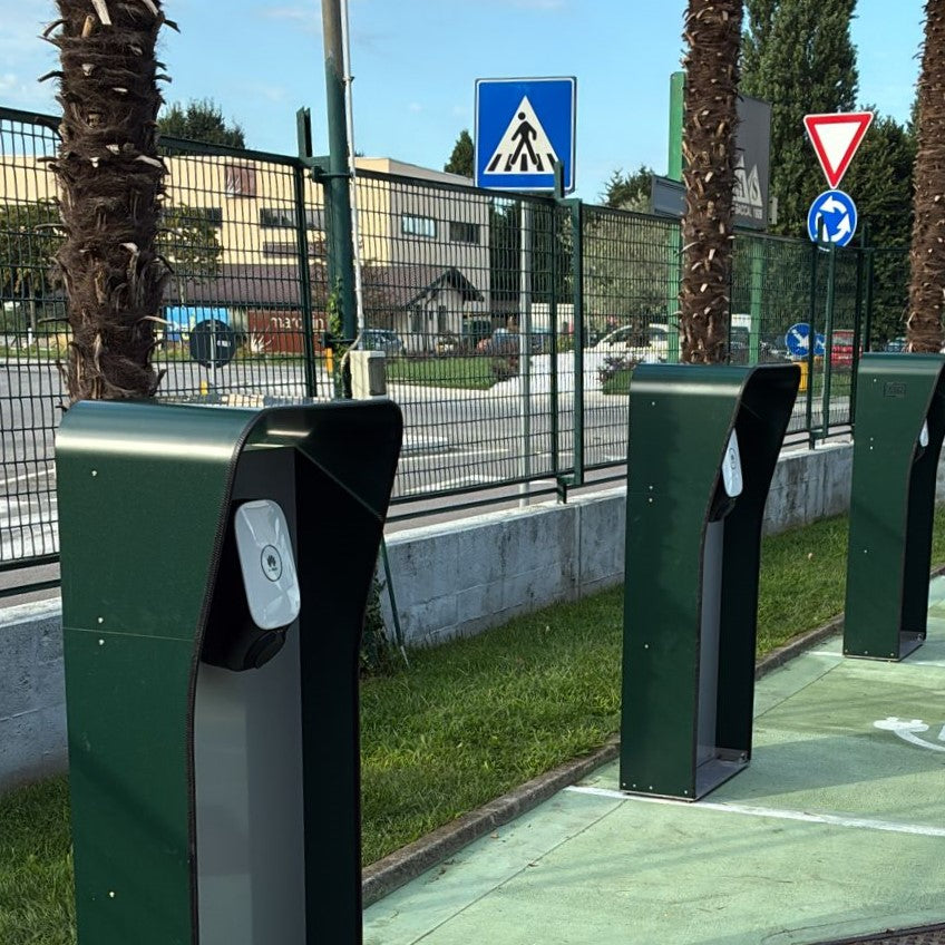 Colonnina autoportante per supporto wallbox custom-made installata in un parcheggio, soluzione robusta e outdoor per ricarica auto elettriche.