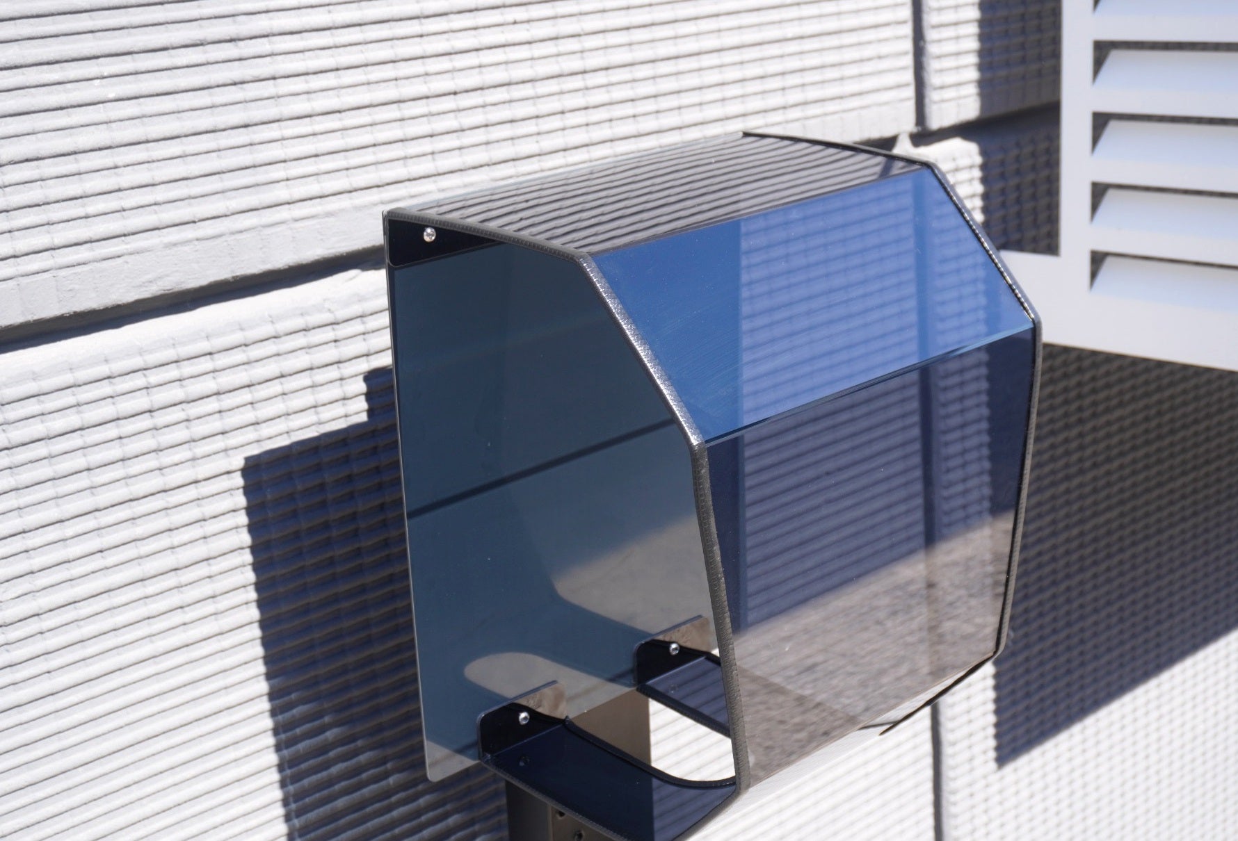 Crystal Shell VoltaCover - vista reale tre quarti della protezione wallbox