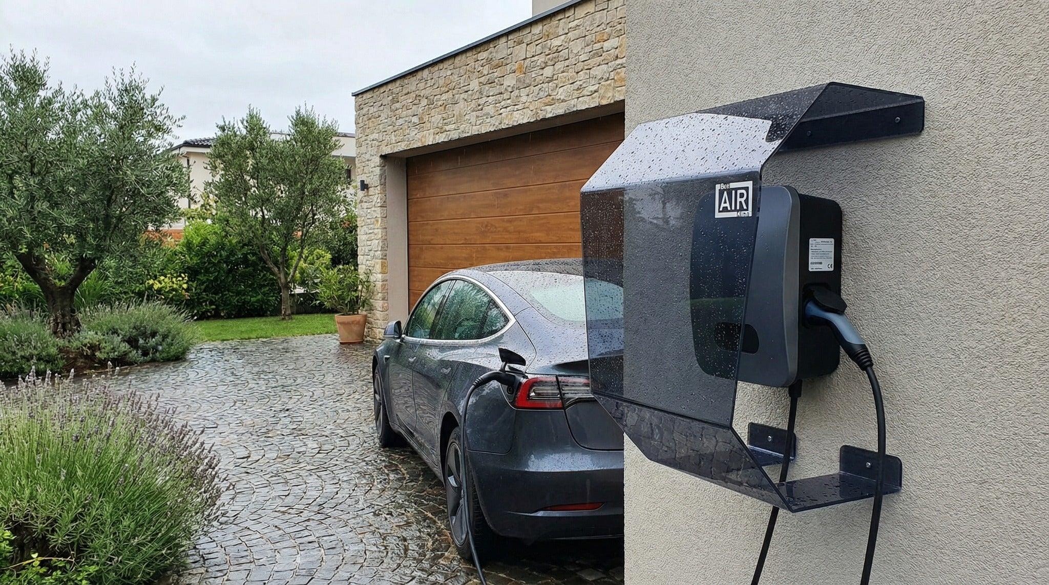 Crystal Shell VoltaCover installata su parete esterna accanto a un'auto elettrica