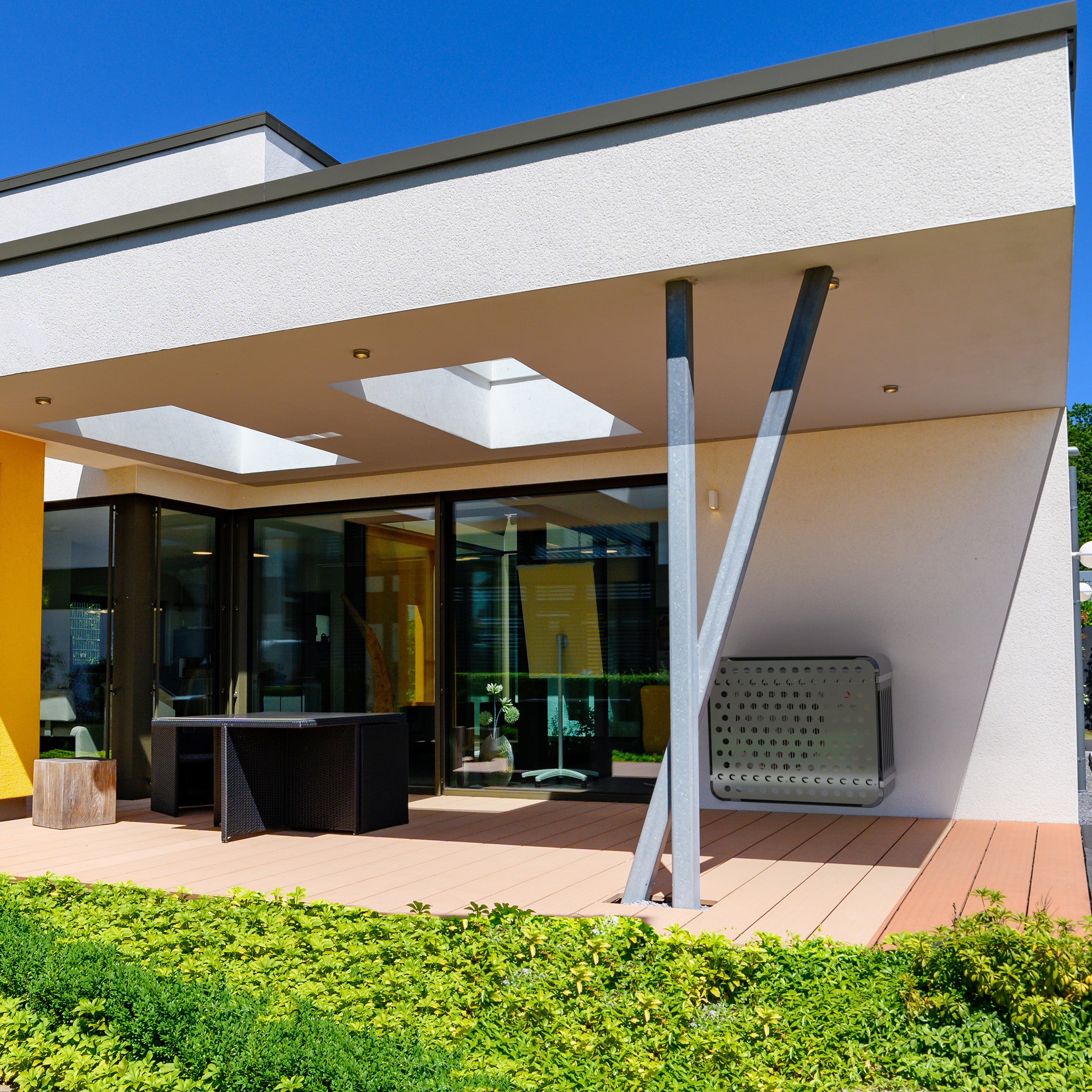 Modern and protective outdoor AC cover – Hi‑Fi installed on futuristic luxury villa wall. Cover compatible with LG S12EQ, ideal for aesthetic harmony in terraces and gardens.