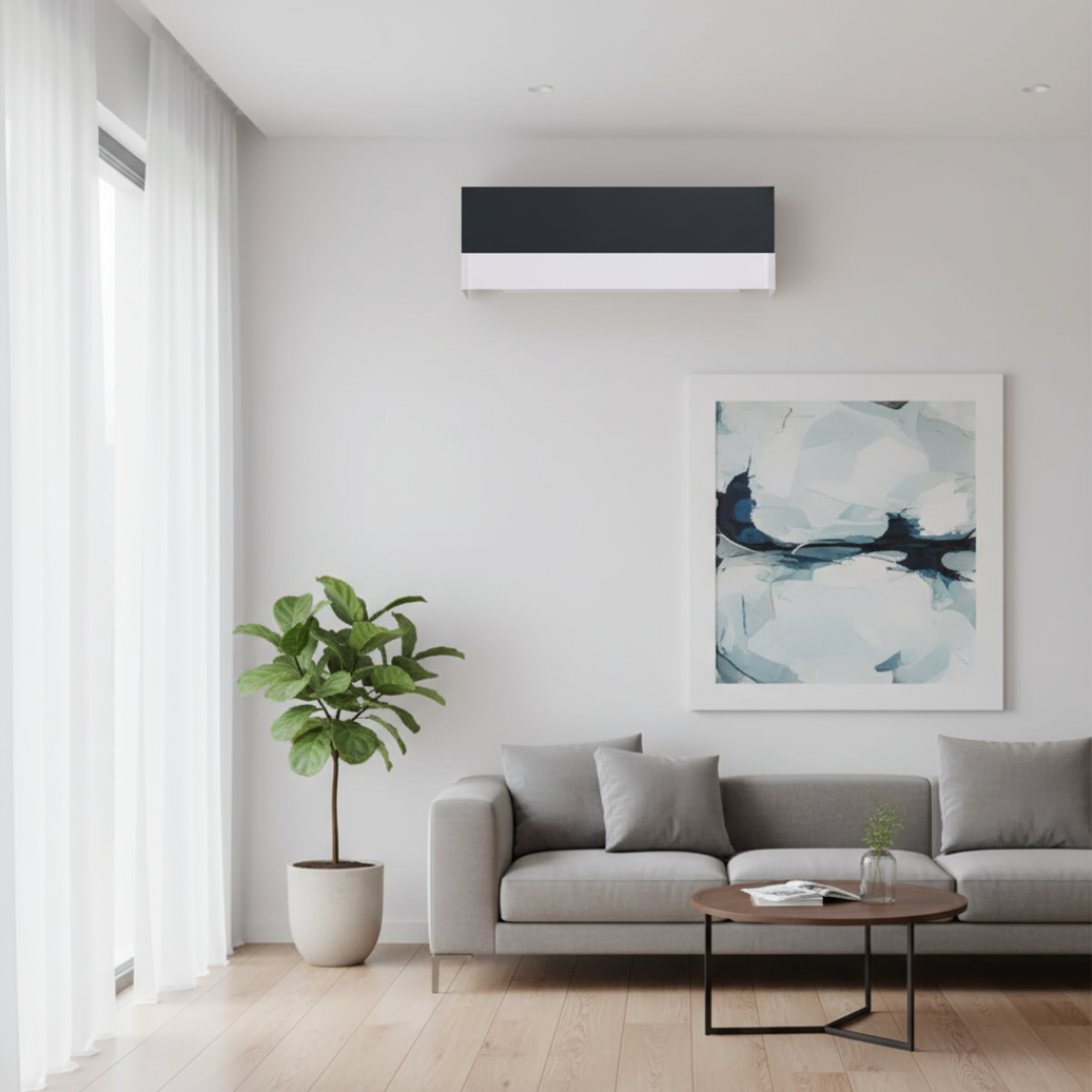 Schwarze und weiße Tersicore Abdeckung über einem hellgrauen Sofa im hellen, modernen Wohnzimmer