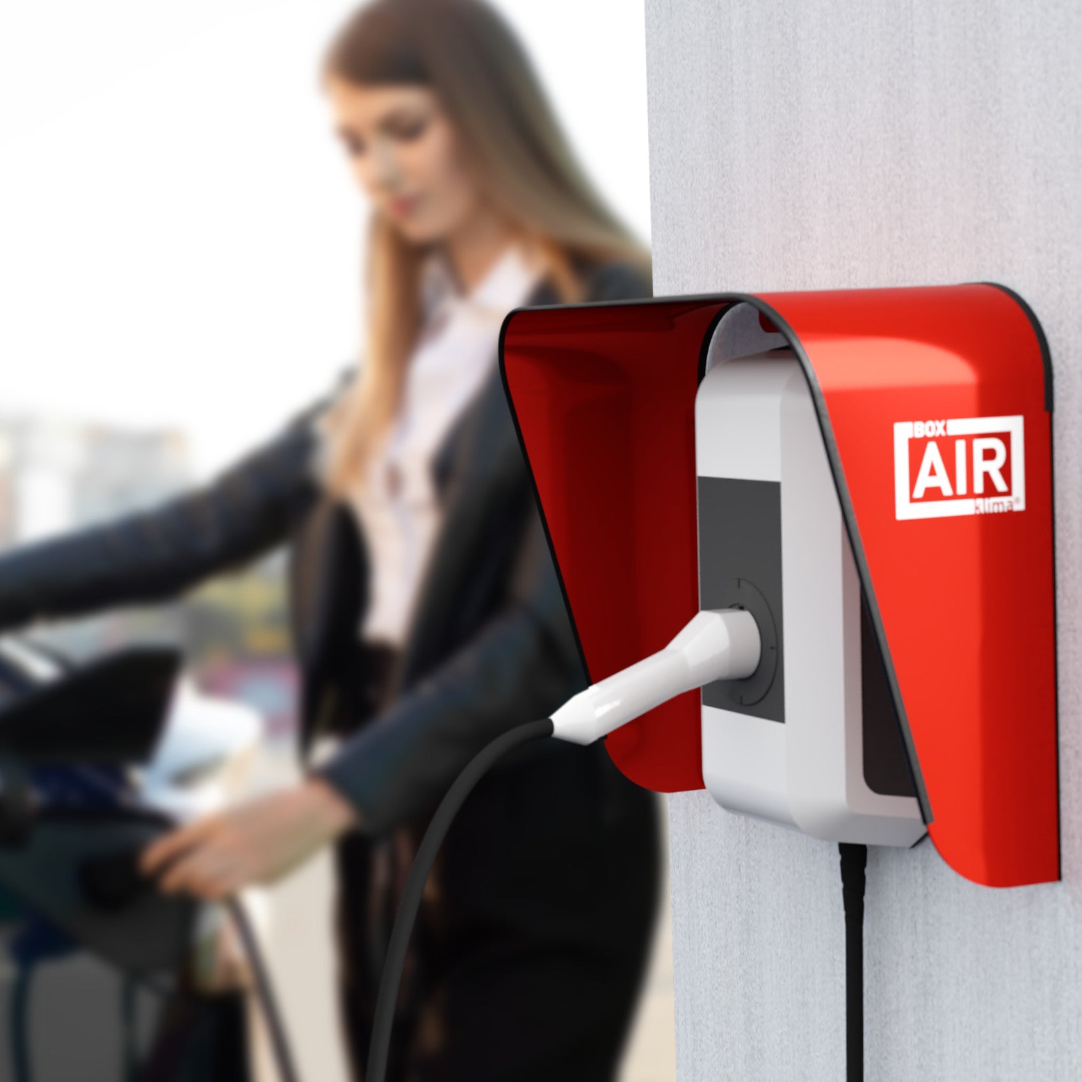 Frau lädt ein E‑Auto an einer wandmontierten Wallbox mit Regenschutz für den Außenbereich, kompatibel mit Tesla Wall Connector